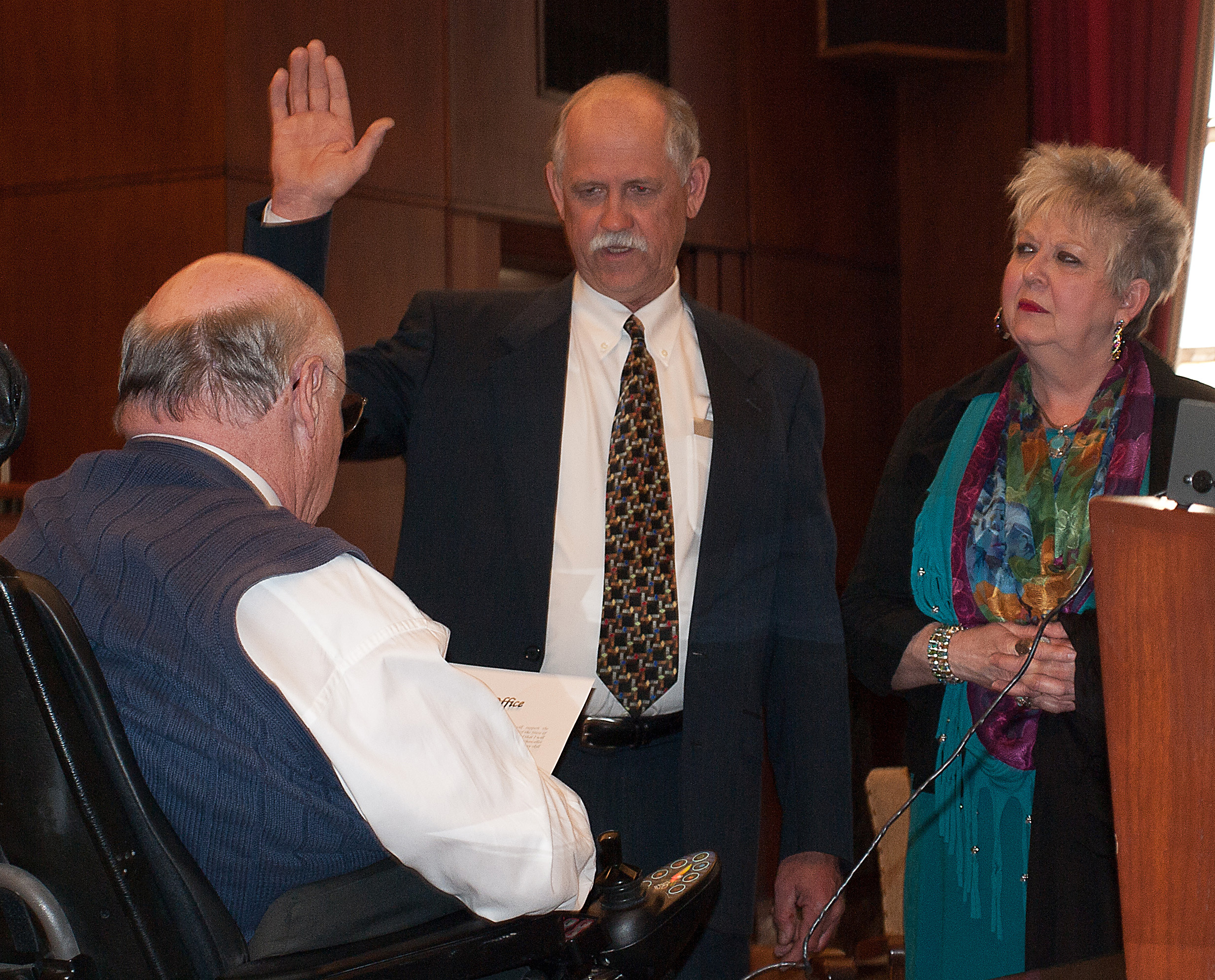 Judge Susano administers the oath to Chancellor Tillman.